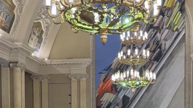 На Центральному вокзалі Києва відкрили інсталяцію “Бій в окопі” художниці Лесі Хоменко