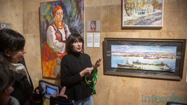 Мистецтвознавиця та журналістка Олена Балаба на відкритті виставки “Херсон: не/вкрадене. Штудії та омажі”. Національний музей історії України у Другій світовій війні, Київ, 21.02.2026