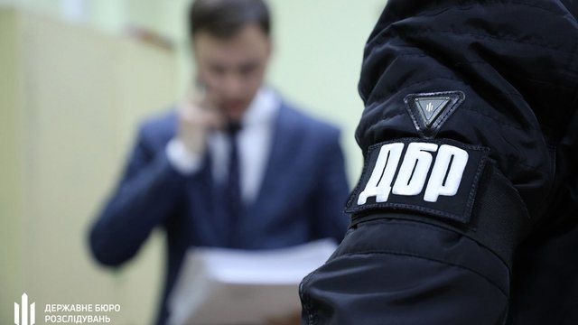 На Закарпатті за хабарі затримали голову ВЛК, під час обшуків вилучили понад 11 млн грн у валюті – ДБР