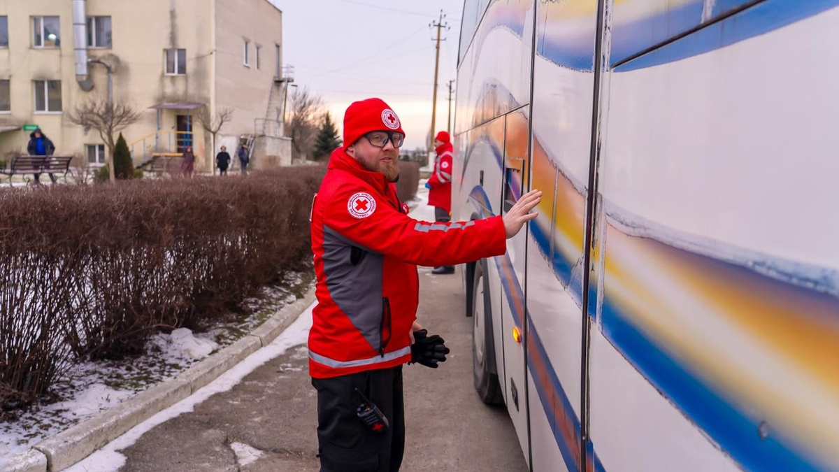 URCS evacuates patients from mental health boarding house in Zaporizhia region