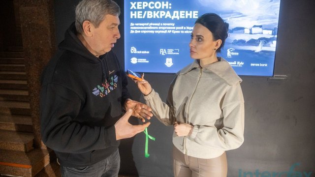 Генеральний директор Музею війни Юрій Савчук та журналістка Ольга Левкун  на відкритті виставки “Херсон: не/вкрадене. Штудії та омажі”. Національний музей історії України у Другій світовій війні, Київ, 21.02.2026