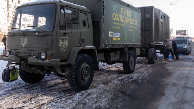 Третій пункт допомоги киянам з армійськими прально-душовими комплексами відкрився в Києві на Троєщині, повідомив Порошенко