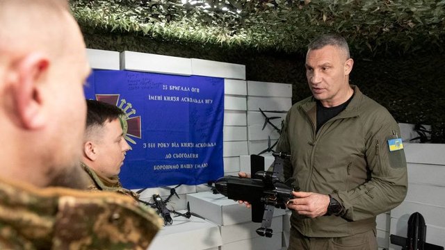 Кличко передав 25 бригаді НГУ від громади Києва 1200 мультироторних систем, зокрема дрони-перехоплювачі