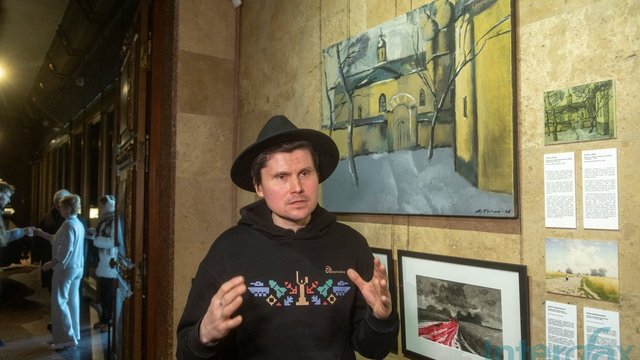 Художник Антон Логов на відкритті виставки “Херсон: не/вкрадене. Штудії та омажі”. Національний музей історії України у Другій світовій війні, Київ, 21.02.2026