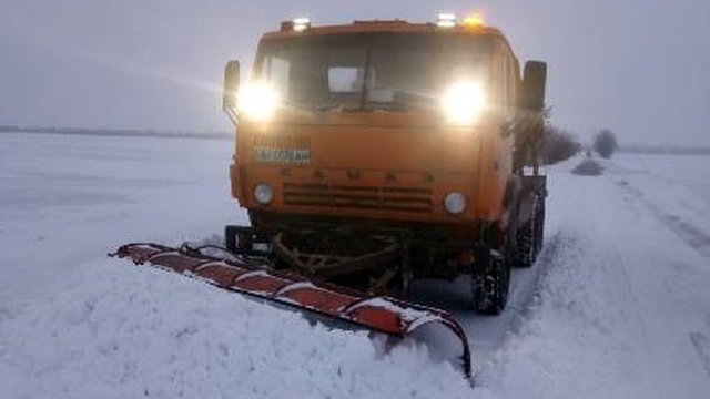 В Киевской области для расчистки дорог и противообледенительной обработки задействована 181 единица спецтехники