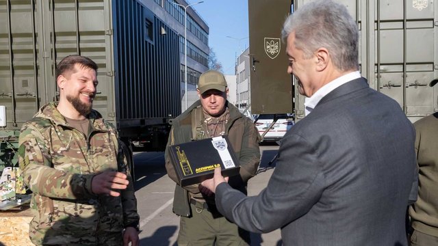 Порошенко передав техніку і дрони у 19 підрозділів Сил оборони