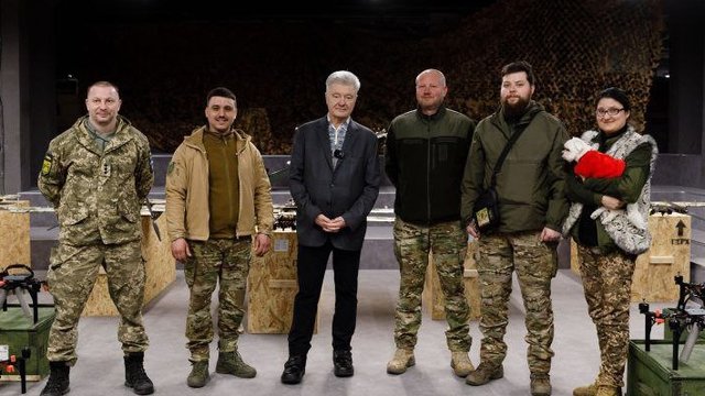 Порошенко передав дрони у підрозділи, де воюють екснардепи Барна і Соляр