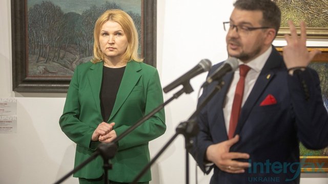 Вікторія Муха, генеральна директорка Музею історії міста Києва, та Олександр Алфьоров, голова Українського інституту національної пам’яті, виступають на відкритті великої персональної виставки Івана Марчука "Я сколихнув цей світ". Музейно-виставковий цент