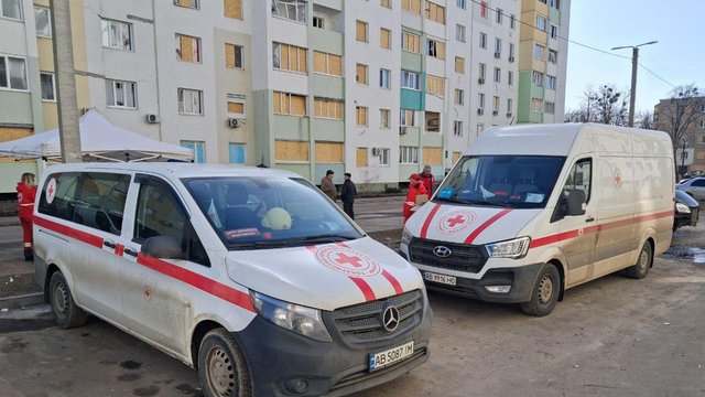 УКК помогает пострадавшим в результате российских воздушных атак в Днепре и Харькове