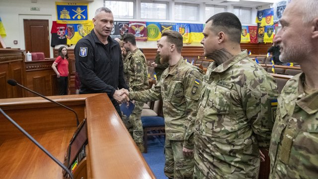 Віталій Кличко вручив військовим "Азову" нагороди від столиці