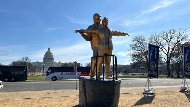 У центрі Вашингтона встановили сатиричну скульптуру Трампа й Епштейна