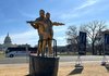 У центрі Вашингтона встановили сатиричну скульптуру Трампа й Епштейна