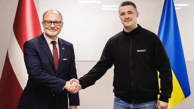 Міністр оборони Латвії у Києві оголосив про передачу Україні бронемашин "CVR(T)"