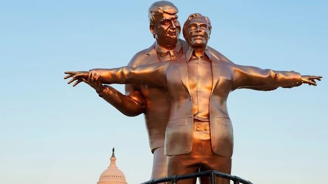 Статую Трампа та Епштейна у вигляді сцени з "Титаніка" встановили у Вашингтоні – ЗМІ