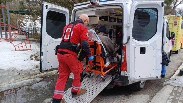 УКК эвакуировал 11 пожилых людей из Херсона