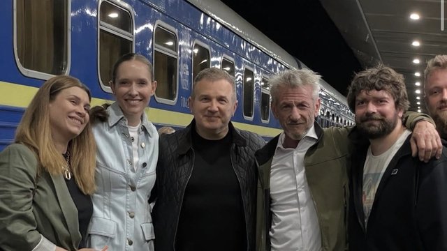 Шон Пенн заговорив українською та зачитав рядки з “Червоної рути”