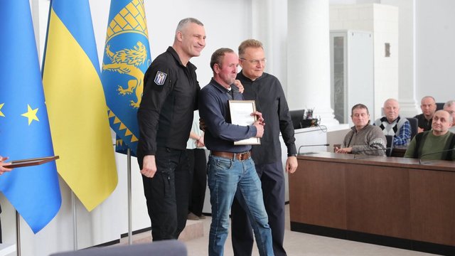 Кличко вручив подяку 51 львівському комунальнику, які допомагали відновлювати інфраструктуру столиці