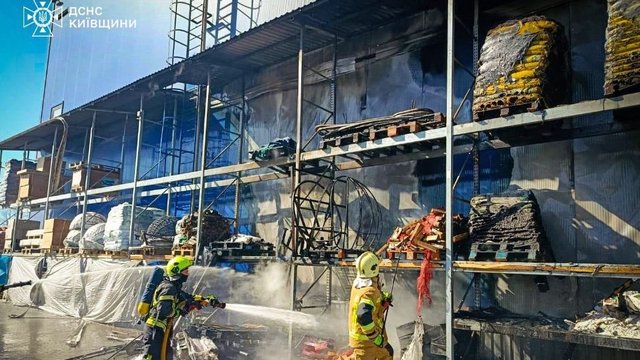 ГСЧС: 100 человек эвакуированы из-за пожара в "Эпицентре" в Борисполе Киевской области