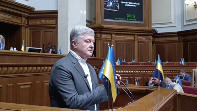 Порошенко в Раде заявил о кризисе государственного управления и призвал голосовать за евроинтеграционные законопроекты