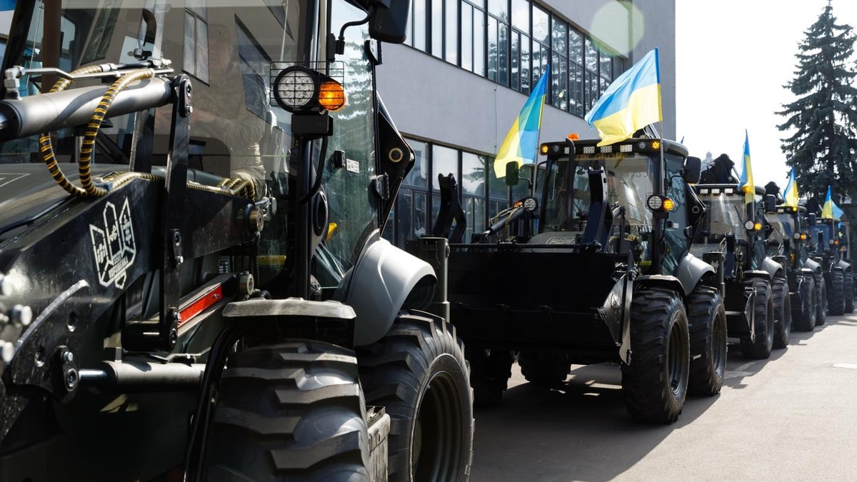 Порошенко передав на фронт чергову партію екскаваторів для фортифікаційних робіт