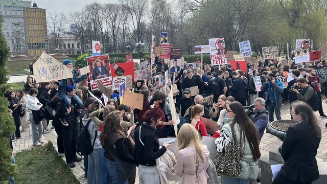 Біля КНУ ім. Шевченка проходить студентська акція за відсторонення ректора на час перевірки