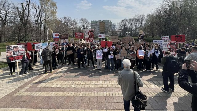 Біля КНУ ім. Шевченка проходить студентська акція за відсторонення ректора на час перевірки