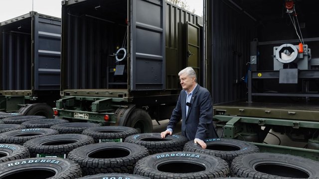 Порошенко передав у підрозділи ЗСУ техніку для шиномонтажу, шини та зарядні станції