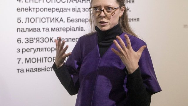 Кураторка Аліса Гришанова на відкритті виставкового проєкту "Чорнобиль. Обʼєкт укриття". Національний центр "Український Дім", Київ, 23.04.2026