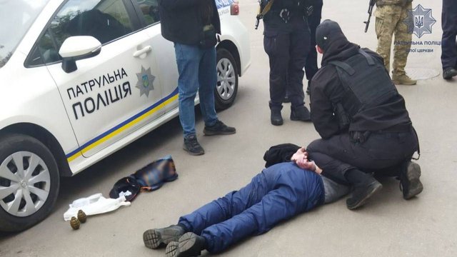 Правоохоронці затримали зловмисника, який кинув гранату на території ТЦК – поліція