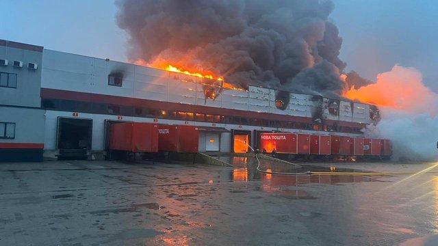 У Луцьку внаслідок атаки пошкоджено термінал "Нової пошти" та продуктовий склад торговельної мережі