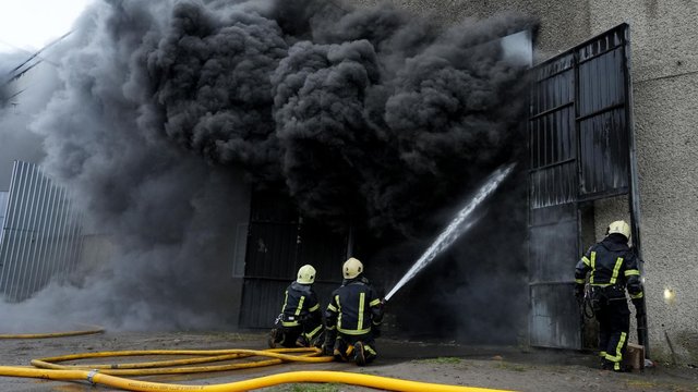 На Волині ліквідували пожежі на терміналі "Нової пошти" та складах після ворожих атак – ДСНС