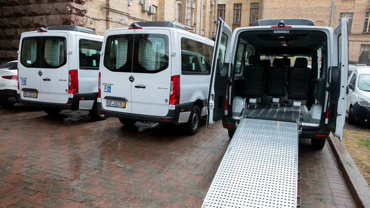 Німеччина передала Києву 3 мікроавтобуси для перевезення дітей з інвалідністю – мер
