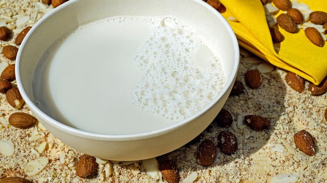 Почти треть украинцев начала потреблять растительное молоко – Kantar Ukraine