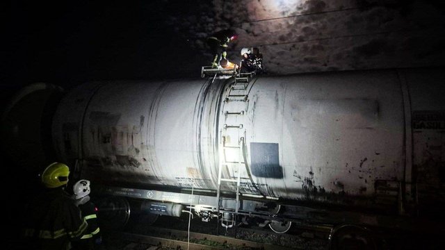 На Київщині рятувальники зняли з вагона-цистерни дитину, яка отримала важкі опіки – ДСНС