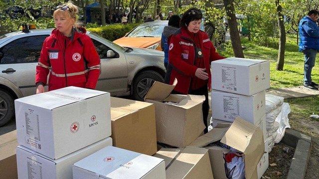 Волонтери УЧХ видають гумдопомогу постраждалим від російської атаки БпЛА у Дніпрі