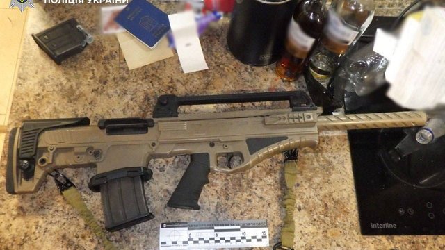 Поліцейські затримали 37-річного чоловіка, який ходив із автоматом по житловому комплексу