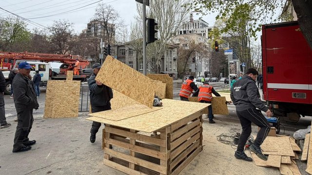 УКК выдает гумпомощь пострадавшим от атак врага в Днепре