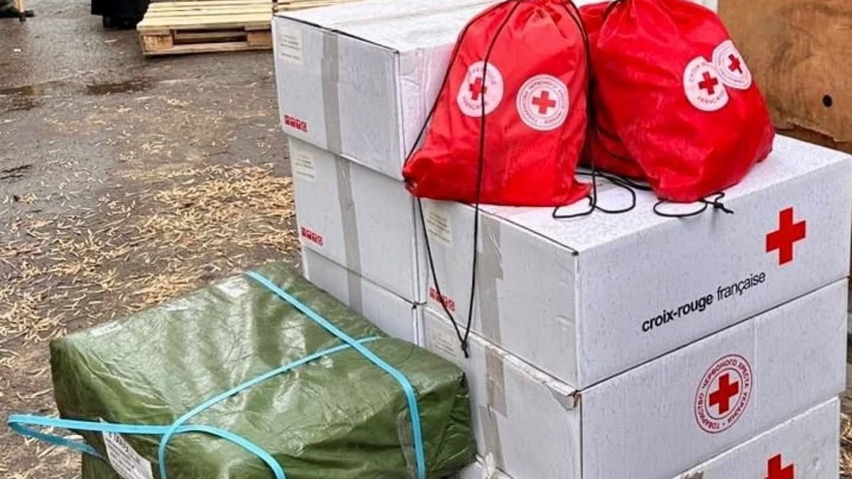 УЧХ у Сумах допомагає ліквідувати наслідки російської атаки БпЛА