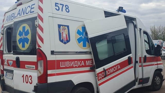 В Киеве в результате обстрела ранены медики "скорой", которые оказывали помощь пострадавшим на месте предыдущего попадания