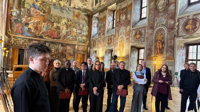 У Празі відкрили виставку українського митця Котика "Коли небо мовчить" - посольство