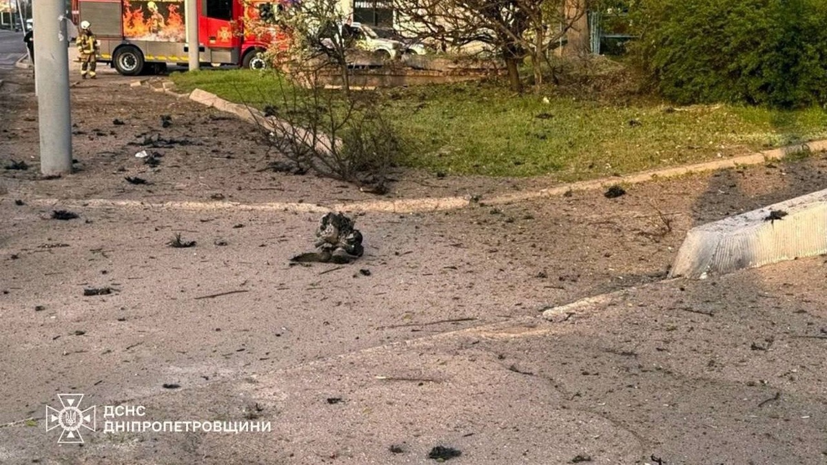 Двоє чоловіків постраждали через атаки ворога на Дніпропетровщині