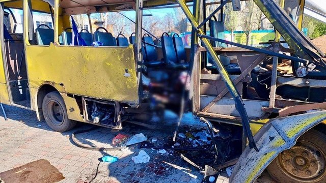 Ворог атакував автобус: троє людей загинули у Нікополі, ще 12 поранені – ОВА