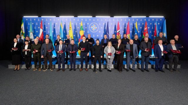 Зеленський вручив відзнаки "Місто-герой України" ряду міст, які відзначилися в ході війни