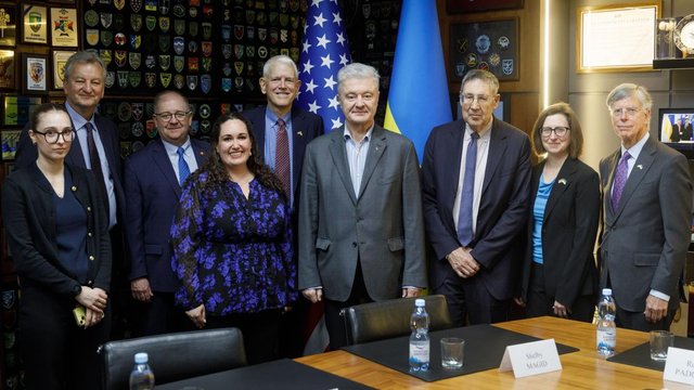 Порошенко обговорив з членами Атлантичної ради ключові потреби ЗСУ та зміцнення відносин з США