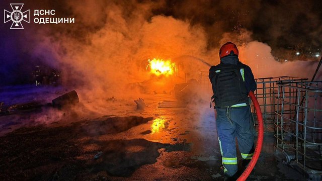 Ворог вночі вчергове атакував портову інфраструктуру Одещини – Мінрозвитку