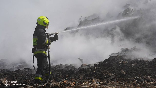 Рятувальники ДСНС ліквідовують пожежу на сміттєзвалищі поблизу Ужгорода