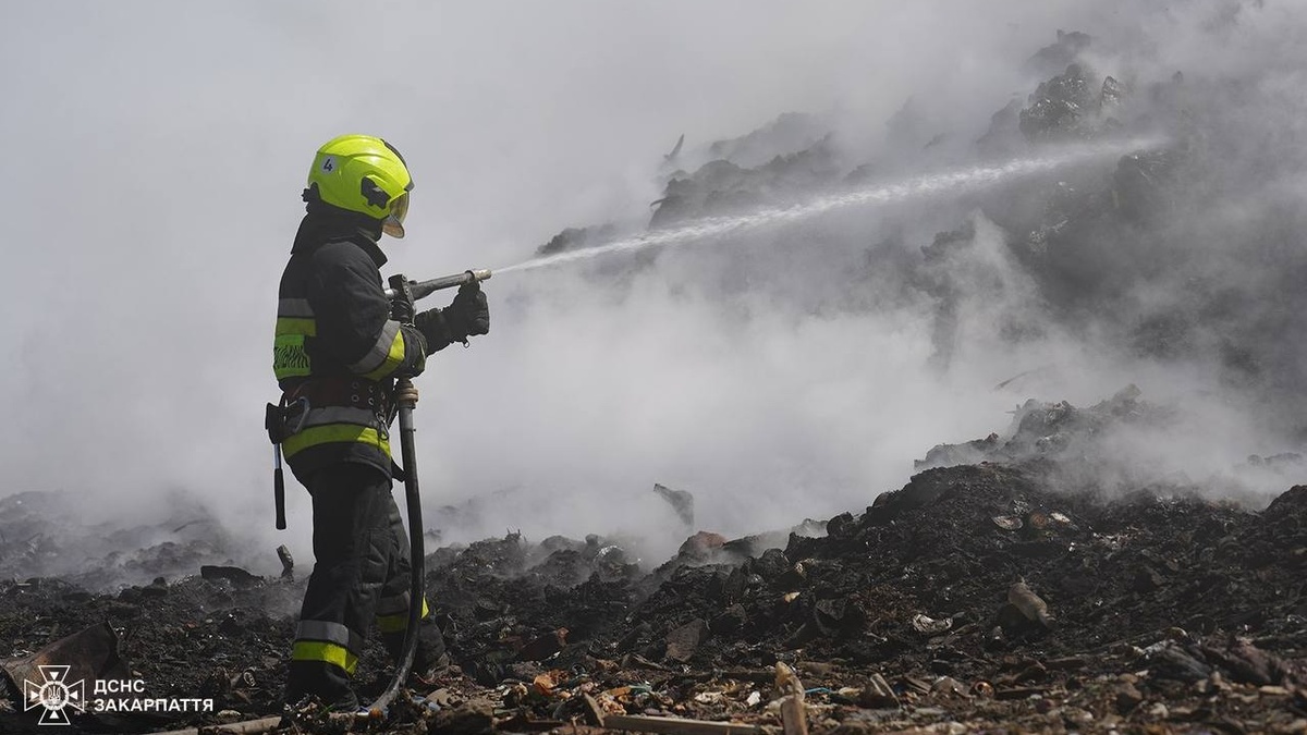 Рятувальники ДСНС ліквідовують пожежу на сміттєзвалищі поблизу Ужгорода