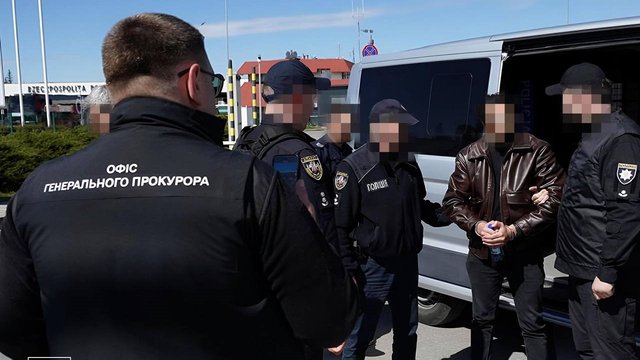 До України екстрадували лідера злочинної групи, що ошукала людей на 4 млн грн на "продажу авто"