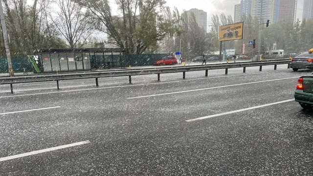 У Києві град