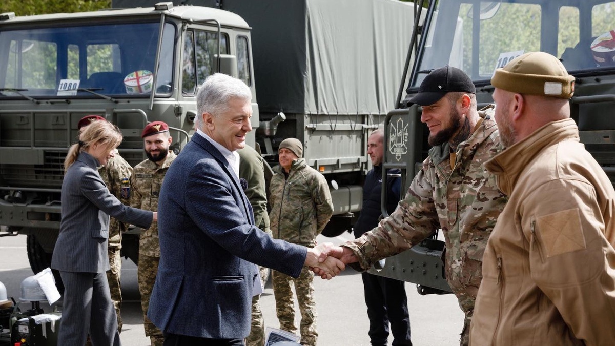Порошенко передав ЗСУ нову партію техніки та повідомив, що розділ майна з дружиною був потрібний саме для цього